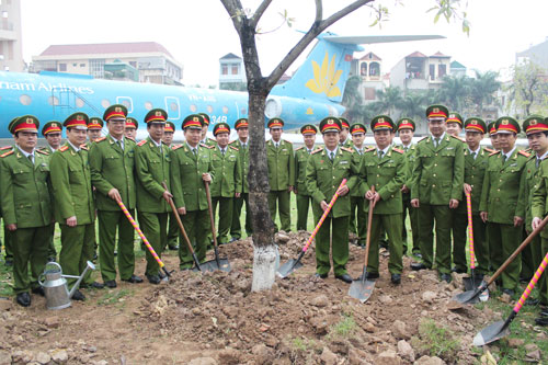 Đảng ủy, Ban Giám đốc và các cán bộ, học viên Học viện đã tích cực, sôi nổi hưởng ứng “Tết trồng cây”, mong muốn xây dựng Học viện Cảnh sát nhân dân ngày càng Xanh - Sạch - Đẹp.